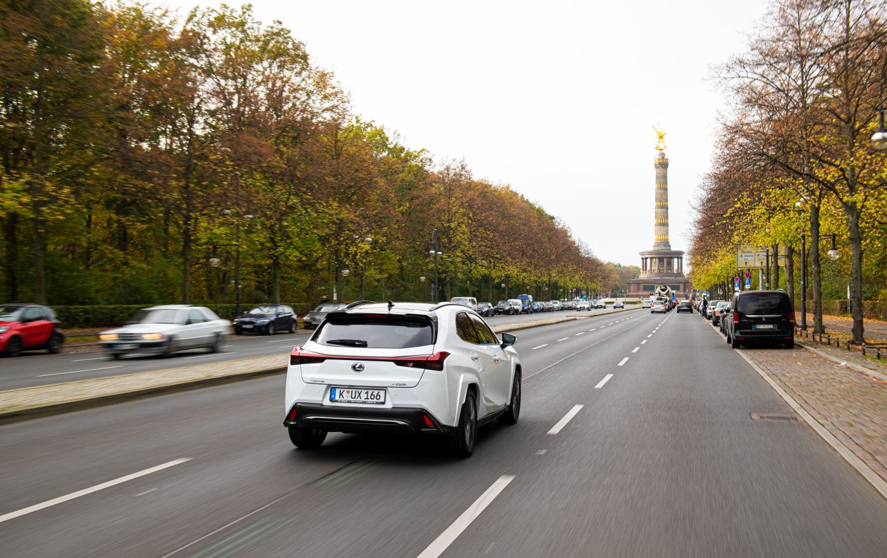 HYBRYDOWY LEXUS UX W OFERCIE SPECJALNEJ JUŻ OD 1090 ZŁ NETTO 