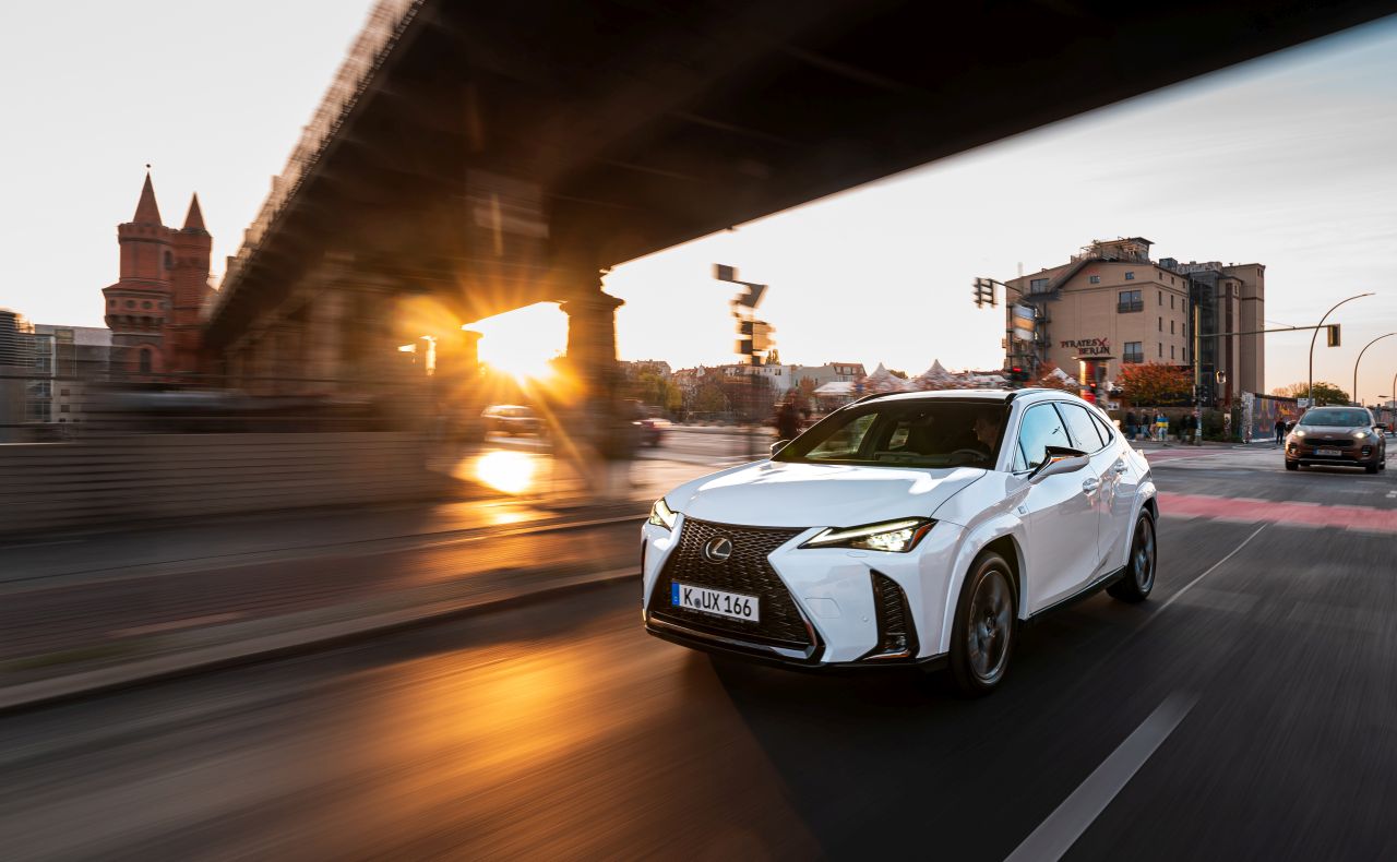 HYBRYDOWY LEXUS UX W OFERCIE SPECJALNEJ JUŻ OD 1090 ZŁ NETTO 