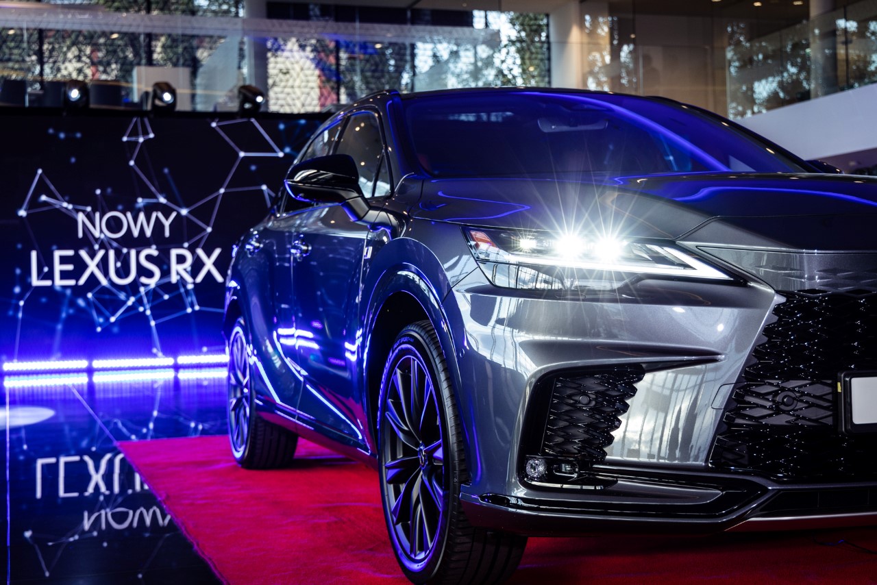 SUKCES PRZEDPREMIEROWYCH POKAZÓW NOWEGO LEXUSA RX. 1000 ZAMÓWIEŃ W MIESIĄC