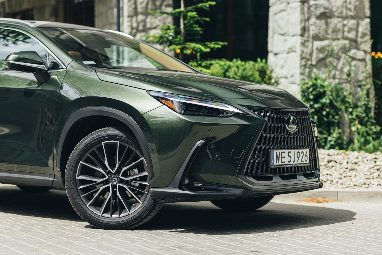 LEXUS NX DRUGI ROK Z RZĘDU Z TYTUŁEM MID-SIZE PREMIUM SUV OF THE YEAR