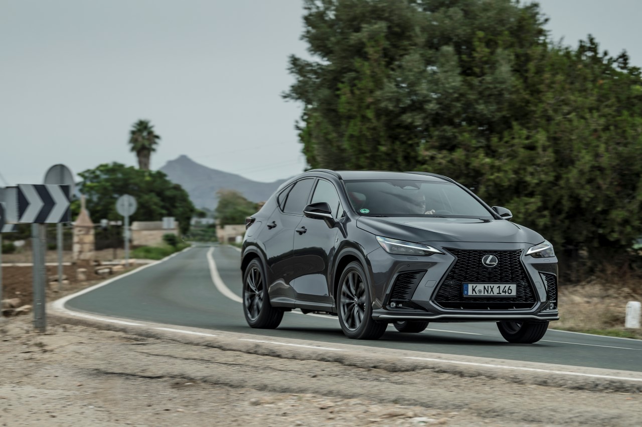 LEXUS NX DRUGI ROK Z RZĘDU Z TYTUŁEM MID-SIZE PREMIUM SUV OF THE YEAR