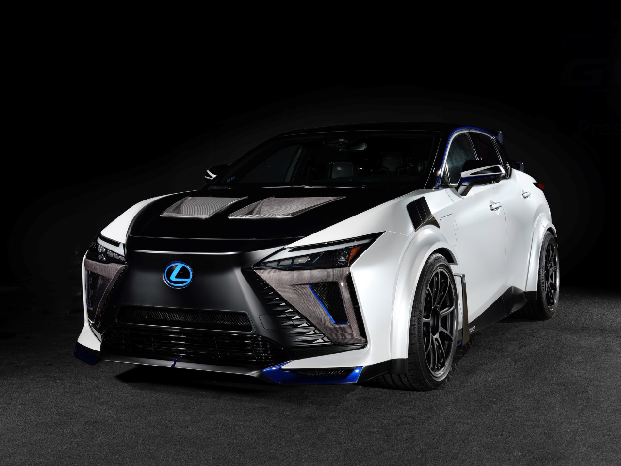 LEXUS RZ SPORT CONCEPT ORAZ LEXUS RX OUTDOOR CONCEPT POKAZANE W TOKIO