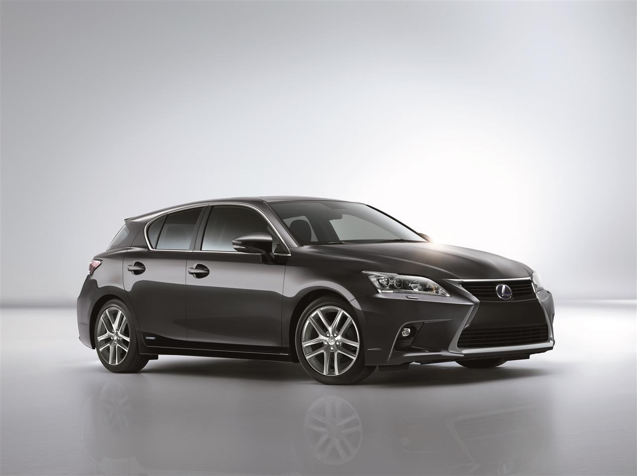 NOWY LEXUS CT200H NA SALONIE W PEKINIE