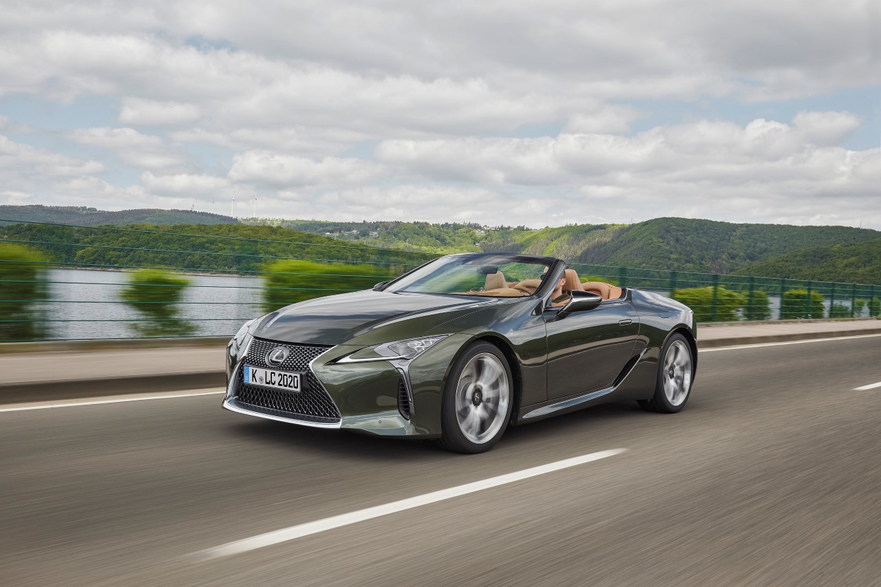 SPOKÓJ WNĘTRZA I SYMFONIA DŹWIĘKÓW W LEXUSIE LC CONVERTIBLE