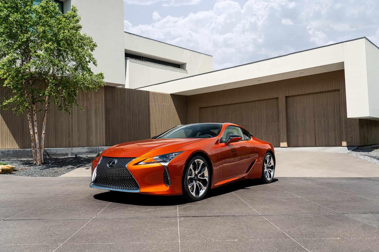 BLAZING CARNELIAN: PREMIERA NOWEGO KOLORU DLA COUPE LEXUS LC 2021