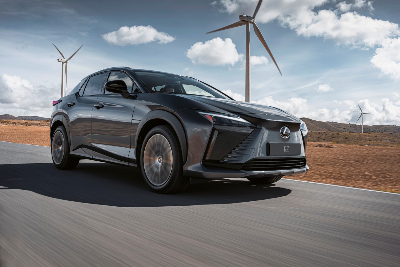 LEXUS RZ WYZNACZA NOWY KIERUNEK STYLISTYCZNY. REWOLUCYJNY PRZÓD I DESIGN, W KTÓRYM LICZĄ SIĘ DETALE