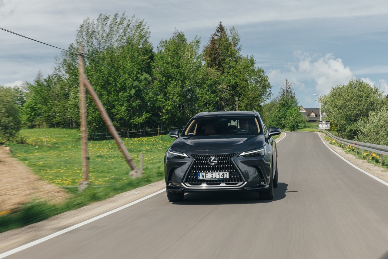 LEXUS NX PONOWNIE WYRÓŻNIONY. TO NAJLEPSZY DUŻY HYBRYDOWY SUV 2022 ROKU WEDŁUG „WHAT CAR?”