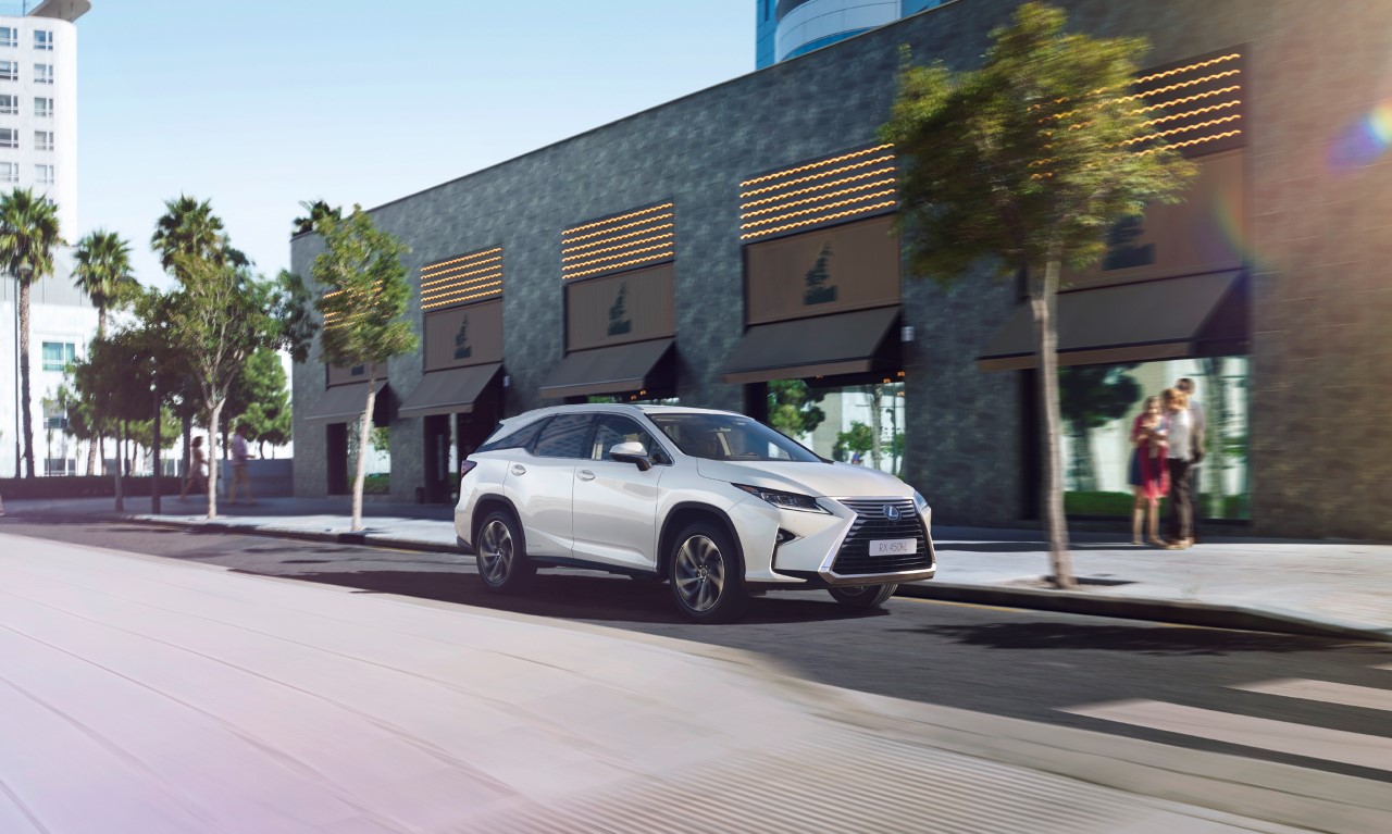 Nowy Lexus RX L z trzema rzędami foteli