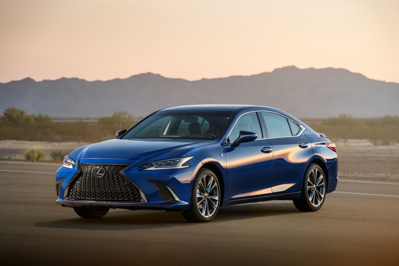 NOWY LEXUS ES: LUKSUSOWY SEDAN WKRACZA DO EUROPY