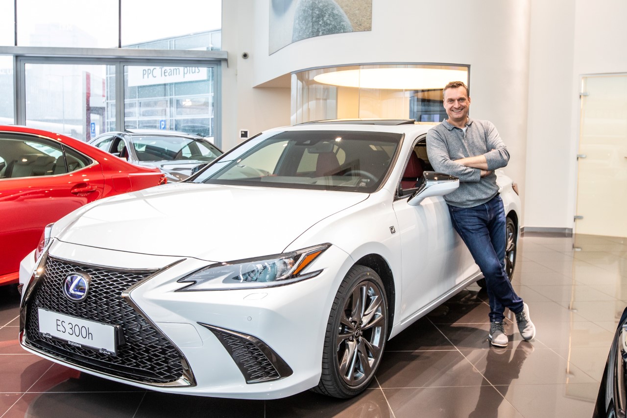 Marcel Forgáč si doma ako prvý zaparkoval nový Lexus ES