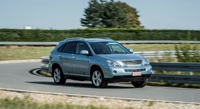 Lexus RX 400h vs. Lexus UX 250h: ennyit fejlődött a Lexus öntöltő hibrid elektromos hajtása 15 év alatt