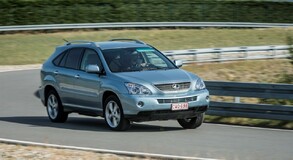 Lexus RX 400h vs. Lexus UX 250h: ennyit fejlődött a Lexus öntöltő hibrid elektromos hajtása 15 év alatt