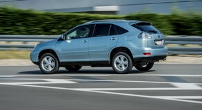 Lexus RX 400h vs. Lexus UX 250h: ennyit fejlődött a Lexus öntöltő hibrid elektromos hajtása 15 év alatt