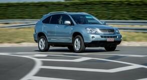 Lexus RX 400h vs. Lexus UX 250h: ennyit fejlődött a Lexus öntöltő hibrid elektromos hajtása 15 év alatt