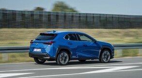 Lexus RX 400h vs. Lexus UX 250h: ennyit fejlődött a Lexus öntöltő hibrid elektromos hajtása 15 év alatt