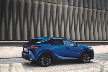 LEXUS POSZERZA GAMĘ MODELU RX. NOWA WERSJA F SPORT DESIGN PRZYCIĄGA DYNAMICZNYM WYGLĄDEM I BOGATYM WYPOSAŻENIEM