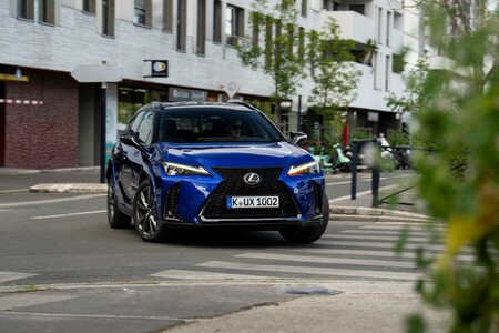 LEXUS Z KOLEJNYM MIESIĄCEM WZROSTÓW. NX I RX W TOP 10 KLASY PREMIUM