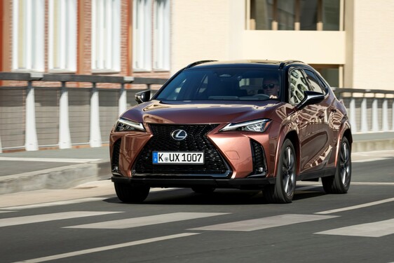 LEXUS UX 300h Z PAKIETEM KORZYŚCI. ATRAKCYJNE FINANSOWANIE I BOGATO WYPOSAŻONE WERSJE