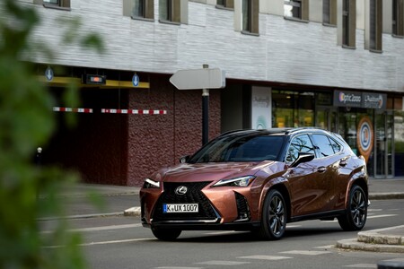 LEXUS UX 300h Z NOWĄ BATERIĄ LITOWO-JONOWĄ I MOCNIEJSZYM NAPĘDEM