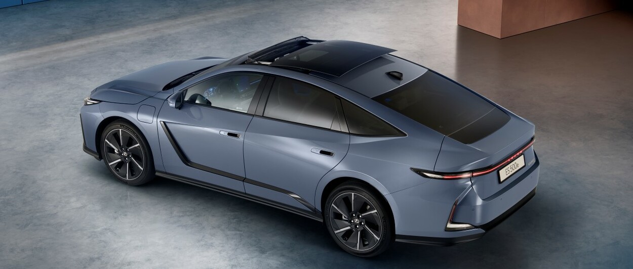 NOWY LEXUS ES Z PRZEŁOMOWYM SYSTEMEM MULTIMEDIALNYM I INNOWACYJNYMI TECHNOLOGIAMI 