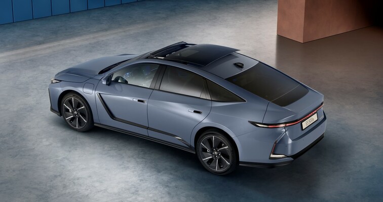 NOWY LEXUS ES Z PRZEŁOMOWYM SYSTEMEM MULTIMEDIALNYM I INNOWACYJNYMI TECHNOLOGIAMI 