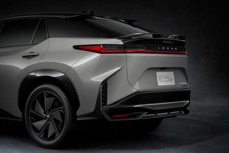 ŚWIATOWA PREMIERA NOWEGO LEXUSA RZ 