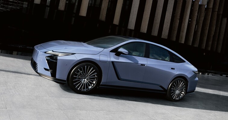 NOVÝ LEXUS ES POSOUVÁ STYL, LUXUS A KULTIVOVANOST SEDANU NA VYŠŠÍ ÚROVEŇ