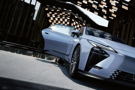A modell történetében először akkumulátoros elektromos hajtással is elérhető lesz a vadonatúj Lexus ES 