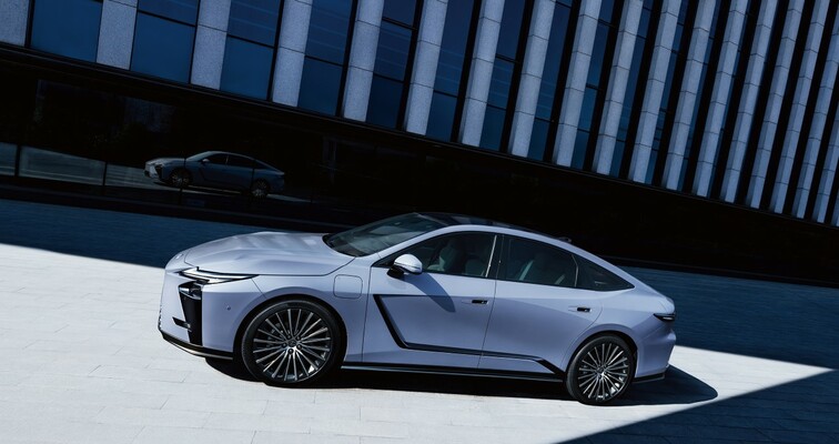 NOWY LEXUS ES. WYJĄTKOWY DESIGN SEDANA. ELEGANCJA I KOMFORT NA WYŻSZYM POZIOMIE 