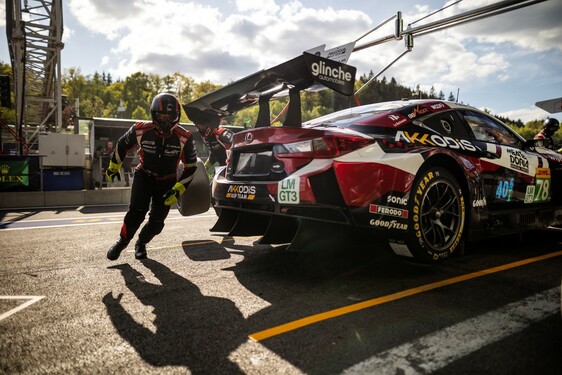 LEXUS W CZOŁÓWCE MISTRZOSTW ŚWIATA. HISTORYCZNE PODIUM I POLE POSITION