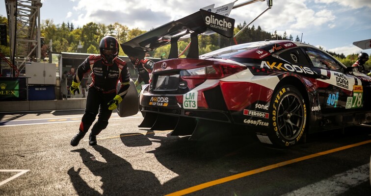 LEXUS W CZOŁÓWCE MISTRZOSTW ŚWIATA. HISTORYCZNE PODIUM I POLE POSITION