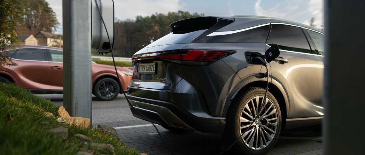100 TYSIĘCY HYBRYD PLUG-IN LEXUSA NA DROGACH CAŁEGO ŚWIATA