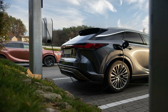 HYBRYDY PLUG-IN LEXUSA POKONAŁY W POLSCE JUŻ 56 MILIONÓW KM