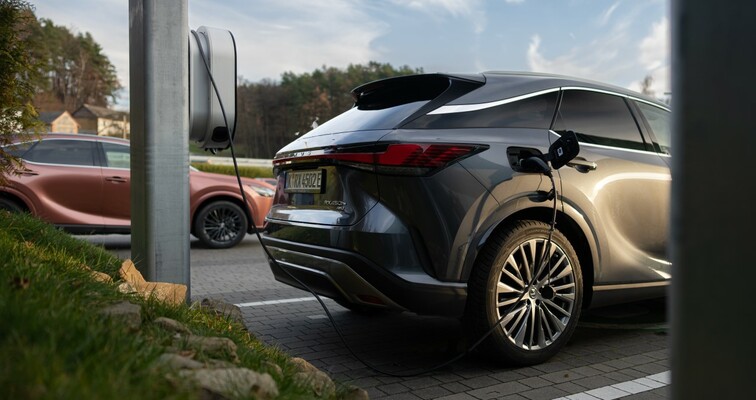 100 TYSIĘCY HYBRYD PLUG-IN LEXUSA NA DROGACH CAŁEGO ŚWIATA