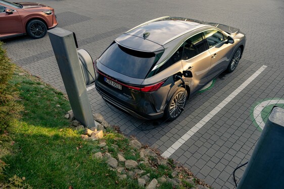 CO DRUGI LEXUS SPRZEDAWANY NA ŚWIECIE MA ZELEKTRYFIKOWANY NAPĘD