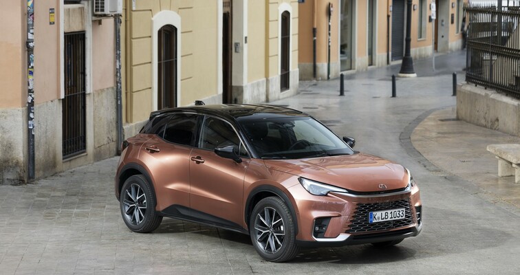 LEXUS ZE WZROSTEM SPRZEDAŻY W EUROPIE. NX I LBX NAPĘDZAJĄ WYNIK MARKI