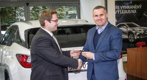 VOZOVÝ PARK AUTOPŮJČOVNY CZECHOCAR – ENTERPRISE RENT-A-CAR OBOHATILO PĚT VOZŮ LEXUS RX 