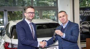 VOZOVÝ PARK AUTOPŮJČOVNY CZECHOCAR – ENTERPRISE RENT-A-CAR OBOHATILO PĚT VOZŮ LEXUS RX 