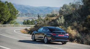 ES 300h Deep Blue