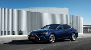 ES 300h Deep Blue
