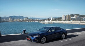 ES 300h Deep Blue