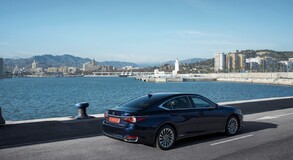 ES 300h Deep Blue