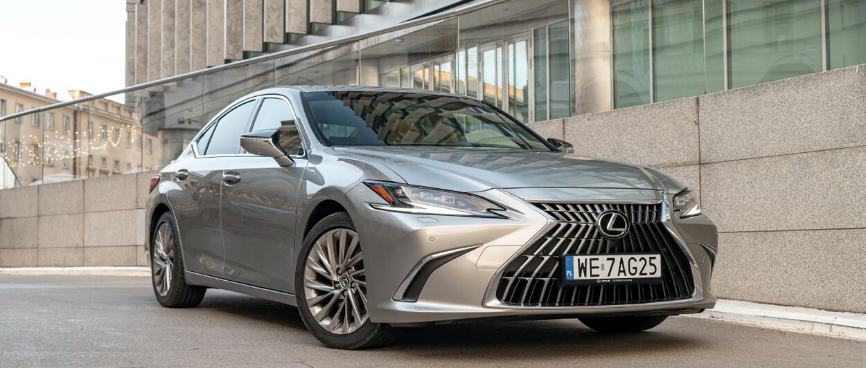 LEXUS ES NAJLEPSZĄ HYBRYDĄ KLASY PREMIUM WEDŁUG ISEECARS
