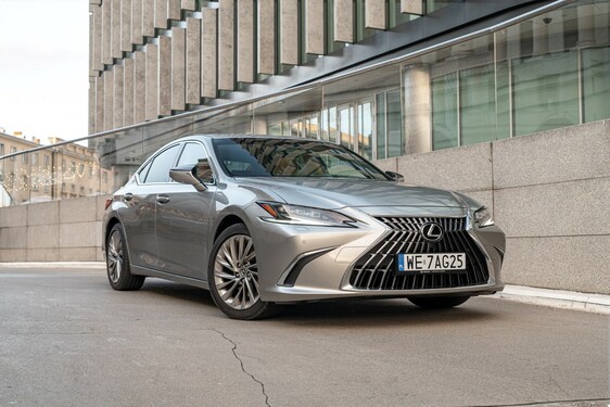 LEXUS ES NAJLEPSZĄ HYBRYDĄ KLASY PREMIUM WEDŁUG ISEECARS