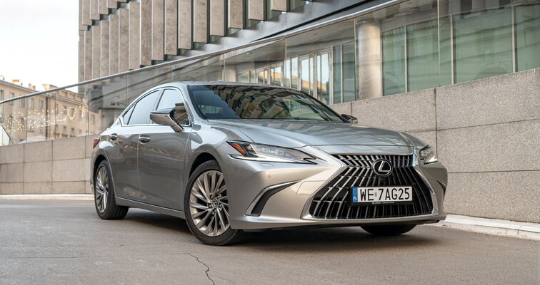 LEXUS ES NAJLEPSZĄ HYBRYDĄ KLASY PREMIUM WEDŁUG ISEECARS