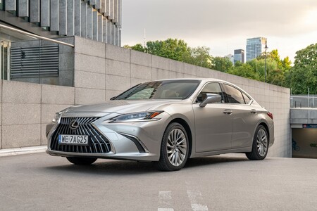 LEXUS ES MA JUŻ 35 LAT. TO NAJPOPULARNIEJSZA LIMUZYNA W HISTORII MARKI