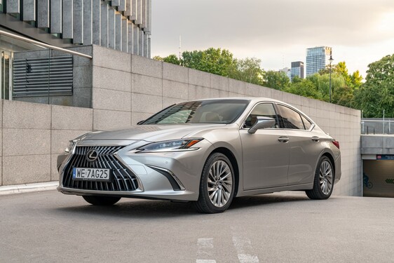 LEXUS ES FINAL EDITION W CENIE AUTA Z NIŻSZEGO SEGMENTU. WYJĄTKOWY NAJEM KINTO ONE Z RATĄ 1190 ZŁ NETTO
