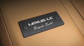 A repülőgépek világából érkező hátsó légterelő és egyéb finomságok: ezt hozza a Lexus LC új modelléve 