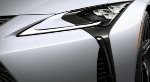 A repülőgépek világából érkező hátsó légterelő és egyéb finomságok: ezt hozza a Lexus LC új modelléve 