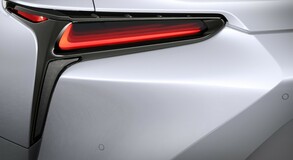 A repülőgépek világából érkező hátsó légterelő és egyéb finomságok: ezt hozza a Lexus LC új modelléve 